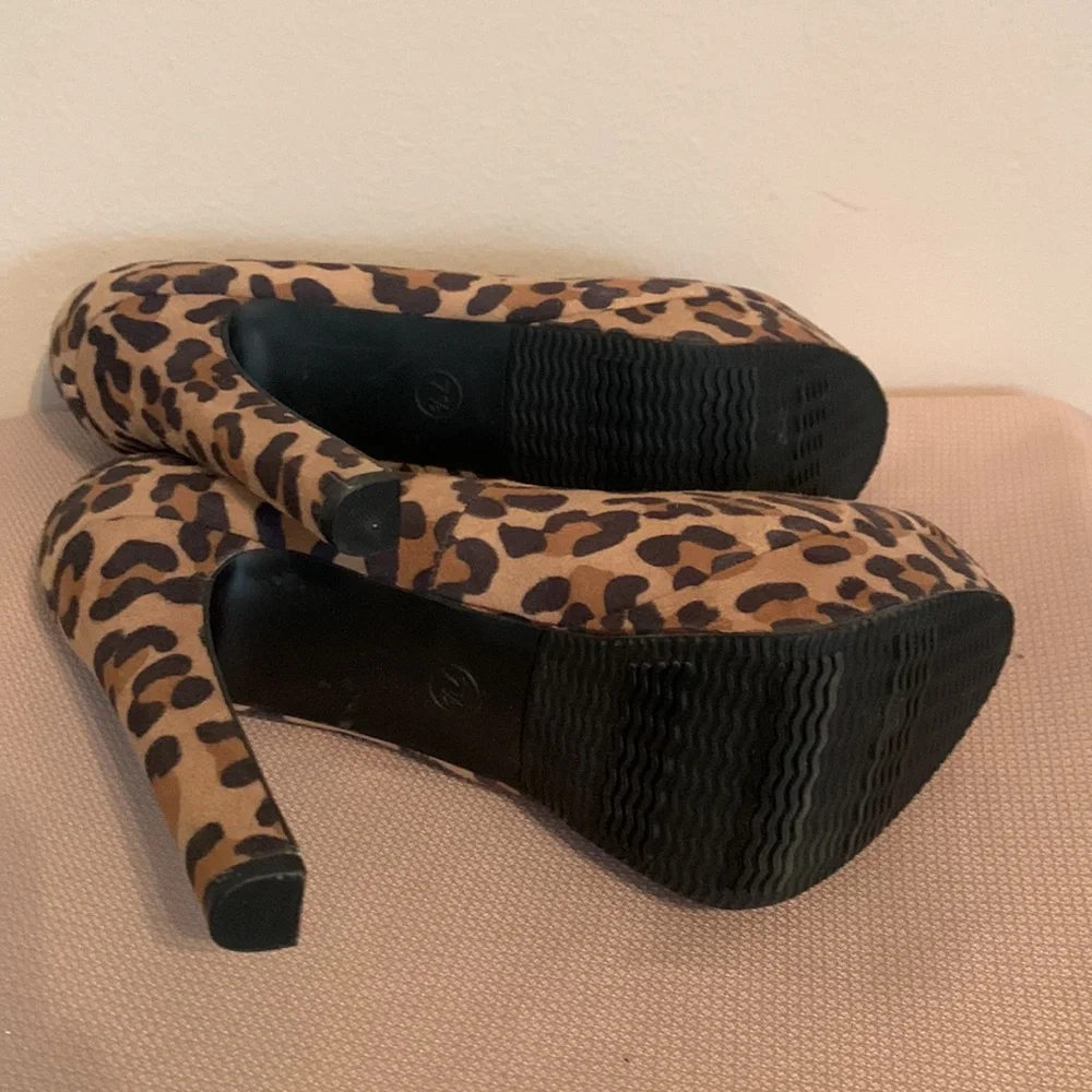 MOSSIMO Leopard Animal Print 5 1/2” Platform Pumps - Picture 4 of 6